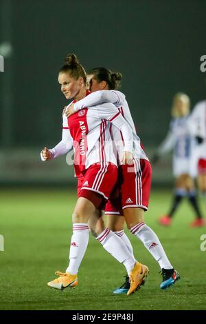 NIEUWEHORNE, PAYS-BAS - FÉVRIER 5 : Sherida Spitse d'Ajax et Nikita Rudy Tromp d'Ajax célèbre le score de 1-2 lors du Womens TOTO KNVB Beker Banque D'Images
