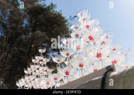 Pyramide de verres avec champagne et cerise rouge à l'intérieur lors d'une réunion d'affaires le jour de l'été. Cocktails alcoolisés pour les clients. Réunion d'affaires en plein air avec Banque D'Images