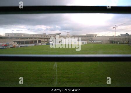 Pascal Clement, ministre de la Justice, visite la prison de Fleury Merogis, où des rénovations sont effectuées. Ils concernent les cellules et les foyers de réception pour les familles de prisonniers. France le 2006 octobre. Photo de Thibault Camus/ABACAPRESS.COM Banque D'Images