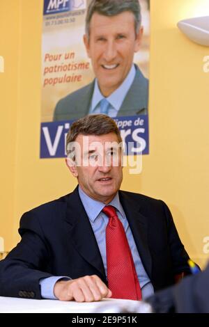 Le dirigeant français du MPF Philippe de Villiers a tenu une réunion à Amiens, en France, le 3 novembre 2006. Photo par Edouard Bernaux/ABACAPRESS.COM Banque D'Images