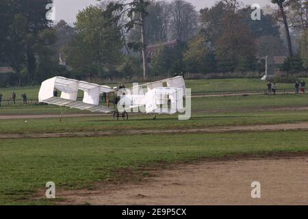 L'ancien pilote de l'armée de l'air brésilienne Danilo Flores Fuchs a tenté de célébrer le 100e anniversaire de son compatriote Alberto Santos Dumont à Bagatelle, près de Paris, le 5 novembre 2006. Fuchs a construit une réplique du 14-BIS, l'avion sur lequel Santos Dumont a volé plus de 200 mètres le 12 novembre 1906, le tout premier vol homologué. Malheureusement, l'aile droite de l'avion s'est brisée avant qu'il ne quitte le sol. Selon Fuchs, l'humidité en était la cause. Photo de Benoit Pinguet/ABACAPRESS.COM Banque D'Images