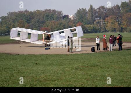 L'ancien pilote de l'armée de l'air brésilienne Danilo Flores Fuchs a tenté de célébrer le 100e anniversaire de son compatriote Alberto Santos Dumont à Bagatelle, près de Paris, le 5 novembre 2006. Fuchs a construit une réplique du 14-BIS, l'avion sur lequel Santos Dumont a volé plus de 200 mètres le 12 novembre 1906, le tout premier vol homologué. Malheureusement, l'aile droite de l'avion s'est brisée avant qu'il ne quitte le sol. Selon Fuchs, l'humidité en était la cause. Photo de Benoit Pinguet/ABACAPRESS.COM Banque D'Images