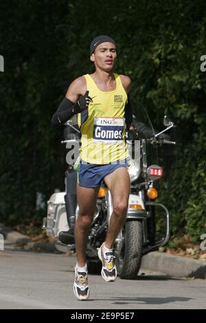 Le brésilien Marilson Gomes dos Santos passe par Central Park pour gagner la course de division masculine avec un temps de 2 heures, 09 minutes, 58 secondes au 37e Marathon ING de la ville de New York, à New York City, États-Unis, le 5 novembre 2006. Photo de Gerald Holubowicz/Cameleon/ABACAPRESS.COM Banque D'Images