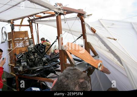 L'ancien pilote de l'armée de l'air brésilienne Danilo Flores Fuchs a tenté de célébrer le 100e anniversaire de son compatriote Alberto Santos Dumont à Bagatelle, près de Paris, le 5 novembre 2006. Fuchs a construit une réplique du 14-BIS, l'avion sur lequel Santos Dumont a volé plus de 200 mètres le 12 novembre 1906, le tout premier vol homologué. Malheureusement, l'aile droite de l'avion s'est brisée avant qu'il ne quitte le sol. Selon Fuchs, l'humidité en était la cause. Photo de Benoit Pinguet/ABACAPRESS.COM Banque D'Images