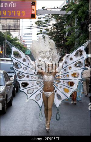 Au milieu de la circulation locale, quelques centaines de manifestants ont envahi les rues de la région de Silom pour la gay Pride à Bangkok, en Thaïlande, le 5 novembre 2006. Photo de Patrick Durand/ABACAPRESS.COM Banque D'Images