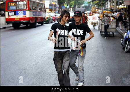 Au milieu de la circulation locale, quelques centaines de manifestants ont envahi les rues de la région de Silom pour la gay Pride à Bangkok, en Thaïlande, le 5 novembre 2006. Photo de Patrick Durand/ABACAPRESS.COM Banque D'Images