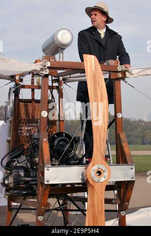 L'ancien pilote de l'armée de l'air brésilienne Danilo Flores Fuchs a tenté de célébrer le 100e anniversaire de son compatriote Alberto Santos Dumont à Bagatelle, près de Paris, le 5 novembre 2006. Fuchs a construit une réplique du 14-BIS, l'avion sur lequel Santos Dumont a volé plus de 200 mètres le 12 novembre 1906, le tout premier vol homologué. Malheureusement, l'aile droite de l'avion s'est brisée avant qu'il ne quitte le sol. Selon Fuchs, l'humidité en était la cause. Photo de Benoit Pinguet/ABACAPRESS.COM Banque D'Images