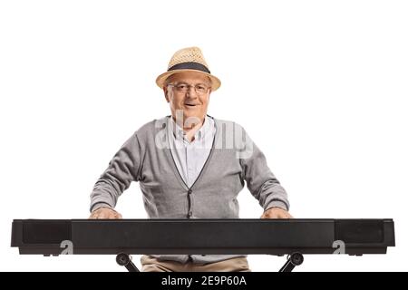 Homme âgé assis et jouant un clavier isolé sur blanc arrière-plan Banque D'Images