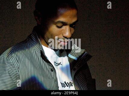 Le footballeur d'Arsenal et l'équipe française Thierry Henry tient une conférence de presse pour son nouveau sponsor Reebok à Paris, France, le 7 novembre 2006. Photo de Nicolas Gouhier/Cameleon/ABACAPRESS.COM Banque D'Images