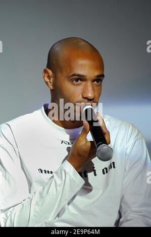 Le footballeur d'Arsenal et l'équipe française Thierry Henry tient une conférence de presse pour son nouveau sponsor Reebok à Paris, France, le 7 novembre 2006. Photo de Nicolas Gouhier/Cameleon/ABACAPRESS.COM Banque D'Images