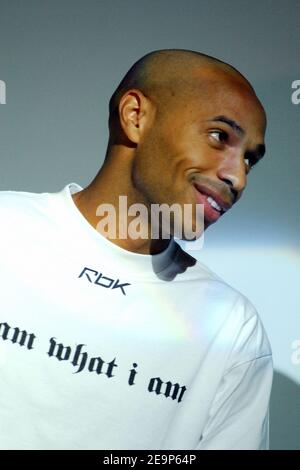 Le footballeur d'Arsenal et l'équipe française Thierry Henry tient une conférence de presse pour son nouveau sponsor Reebok à Paris, France, le 7 novembre 2006. Photo de Nicolas Gouhier/Cameleon/ABACAPRESS.COM Banque D'Images