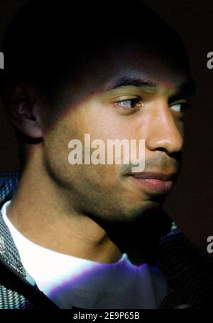 Le footballeur d'Arsenal et l'équipe française Thierry Henry tient une conférence de presse pour son nouveau sponsor Reebok à Paris, France, le 7 novembre 2006. Photo de Nicolas Gouhier/Cameleon/ABACAPRESS.COM Banque D'Images