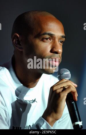 Le footballeur d'Arsenal et l'équipe française Thierry Henry tient une conférence de presse pour son nouveau sponsor Reebok à Paris, France, le 7 novembre 2006. Photo de Nicolas Gouhier/Cameleon/ABACAPRESS.COM Banque D'Images