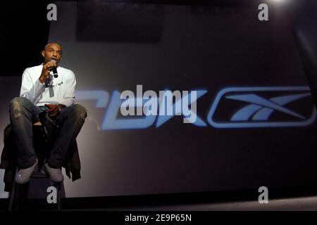 Le footballeur d'Arsenal et l'équipe française Thierry Henry tient une conférence de presse pour son nouveau sponsor Reebok à Paris, France, le 7 novembre 2006. Photo de Nicolas Gouhier/Cameleon/ABACAPRESS.COM Banque D'Images