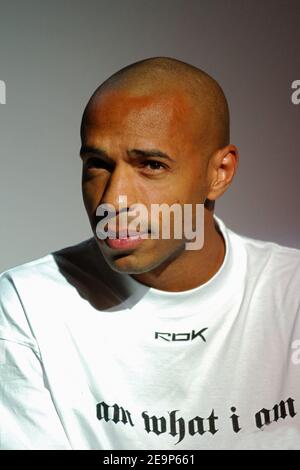 Le footballeur d'Arsenal et l'équipe française Thierry Henry tient une conférence de presse pour son nouveau sponsor Reebok à Paris, France, le 7 novembre 2006. Photo de Nicolas Gouhier/Cameleon/ABACAPRESS.COM Banque D'Images