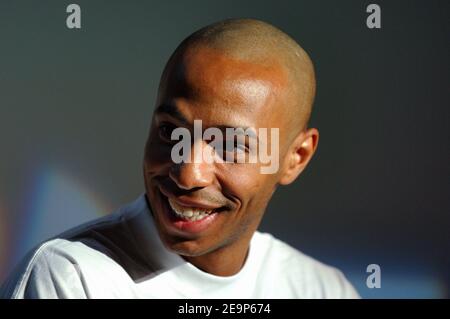 Le footballeur d'Arsenal et l'équipe française Thierry Henry tient une conférence de presse pour son nouveau sponsor Reebok à Paris, France, le 7 novembre 2006. Photo de Nicolas Gouhier/Cameleon/ABACAPRESS.COM Banque D'Images