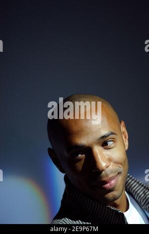 Le footballeur d'Arsenal et l'équipe française Thierry Henry tient une conférence de presse pour son nouveau sponsor Reebok à Paris, France, le 7 novembre 2006. Photo de Nicolas Gouhier/Cameleon/ABACAPRESS.COM Banque D'Images