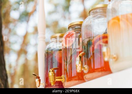 Distributeur de limonade avec fruits : pamplemousse, orange, citron. Zone de bienvenue avec boissons aux limonades colorées. Boissons saines sans alcool Banque D'Images