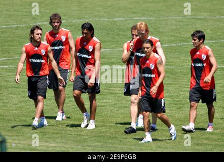 Gonzalo Higuain, franco-argentin de River plate, lors d'une séance de formation avec ses coéquipiers à Buenos Aires, en Argentine, le 31 octobre 2006. Photo de Bertrand Mahe/Cameleon/ABACAPRESS.COM Banque D'Images