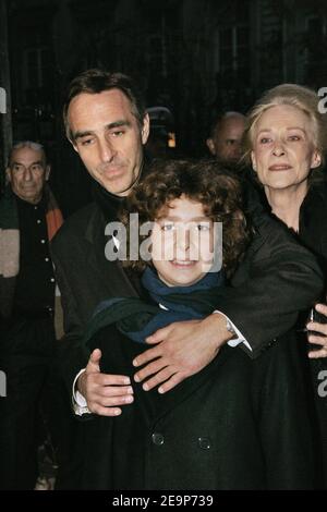 David Servan-Schreiber et son fils assistent à une messe funéraire pour son père Jean-Jacques Servan-Schreiber, journaliste, essayiste et politicien qui a co-fondé l'hebdomadaire français l'Express (décédé à 82 complications de bronchite, deux jours après son hospitalisation dans la ville de Fecamp, dans le nord-ouest de la France) Tenue à la Basilique Sainte-Clotilde à Paris, France, le 9 novembre 2006. Photo de Mousse/ABACAPRESS.COM Banque D'Images