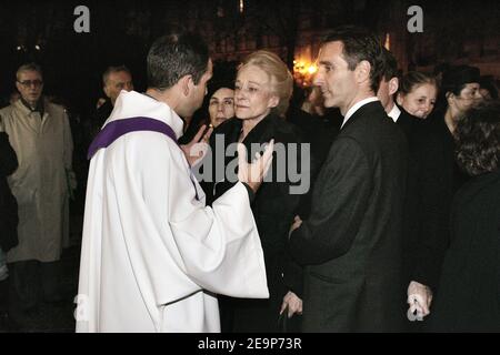 Sabine Servan-Schreiber assiste à une messe funéraire pour Jean-Jacques Servan-Schreiber, journaliste, essayiste et politicien qui a co-fondé l'hebdomadaire français l'Express (décédé à 82 complications de bronchite, deux jours après son hospitalisation dans la ville de Fecamp, dans le nord-ouest de la France), tenu à la Basilique Sainte-Clotilde Paris, France le 9 novembre 2006. Photo de Mousse/ABACAPRESS.COM Banque D'Images