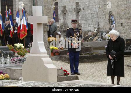 Elisabeth de Boissieu, fille de l'ancien président Charles de Gaulle, devant la tombe de son frère au cimetière de Colombey les deux Églises, dans l'est de la France, le 9 novembre 2006, à l'occasion du 36e anniversaire de sa mort. Photo de Bernard Bisson/ABACAPRESS.COM Banque D'Images