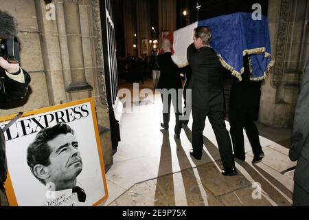 Messe funéraire pour Jean-Jacques Servan-Schreiber, journaliste, essayiste et politicien qui a co-fondé l'hebdomadaire français l'Express (décédé à 82 complications de bronchite, deux jours après son hospitalisation dans la ville de Fecamp, dans le nord-ouest de la France), tenu à la Basilique Sainte-Clotilde à Paris, France, le 9 novembre 2006. Photo de Mousse/ABACAPRESS.COM Banque D'Images