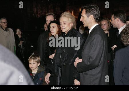 Madeleine Chapsal (L) et Sabine Servan-Schreiber ainsi que ses fils et petit-fils assistent à une messe funéraire pour Jean-Jacques Servan-Schreiber, journaliste, essayiste et politicien qui a co-fondé l'hebdomadaire français l'Express (décédé à 82 de complications de la bronchite, Deux jours après son hospitalisation dans la ville de Fecamp, dans le nord-ouest de la France) tenue à la Basilique Sainte-Clotilde à Paris, le 9 novembre 2006. Photo de Mousse/ABACAPRESS.COM Banque D'Images