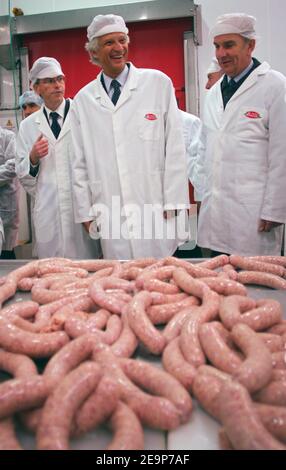 Le Premier ministre français Dominique de Villepin a annoncé des mesures spéciales pour les zones rurales éloignées autour de la France lors d'une visite dans la région de la haute Saone en France, le 10 novembre 2006. Ici, la Charcuterie industrielle Andre Bazin (complexe industriel de charcuterie) à Breuches les Luxeuil est photographiée. Photo Pool/ABACAPRESS.COM Banque D'Images