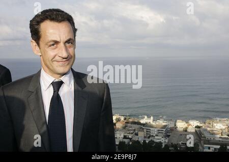 Le ministre français de l'intérieur Nicolas Sarkozy rend visite à la Basilique notre-Dame d'Afrique à Alger, le 13 novembre 2006, dans le cadre d'une visite de deux jours en Algérie . Photo de Mousse/ABACAPRESS.COM Banque D'Images