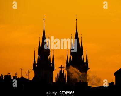 Silhouette de deux tours de l'église notre-Dame avant Tyn dans le matin Prague, République tchèque Banque D'Images