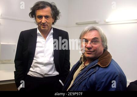 L'auteur français Bernard-Henry Levy et Robert Redeker (professeur de philosophie français forcé à se cacher après avoir fait des remarques controversées sur le prophète Mahomet et reçu des menaces de mort) posent avant la réunion pour soutenir Robert Redeker au Mermoz Hall de Toulouse, France, le 15 novembre 2006. Photo de Manuel Blondeau/ABACAPRESS.COM Banque D'Images