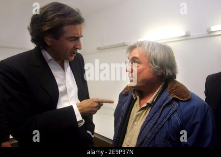 Bernard-Henry Levy et Robert Redeker (professeur de philosophie français forcé à se cacher après avoir fait des remarques controversées sur le prophète Mahomet et reçu des menaces de mort) avant la réunion pour soutenir Robert Redeker au Mermoz Hall de Toulouse, France, le 15 novembre 2006. Photo de Manuel Blondeau/ABACAPRESS.COM Banque D'Images