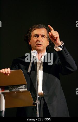 Bernard-Henri Levy, écrivain français, lors de la rencontre pour soutenir Robert Redeker (professeur de philosophie français forcé à se cacher après avoir prononcé des remarques controversées sur le prophète Mahomet et reçu des menaces de mort) au Mermoz Hall de Toulouse, France, le 15 novembre 2006. Photo de Manuel Blondeau/ABACAPRESS.COM Banque D'Images