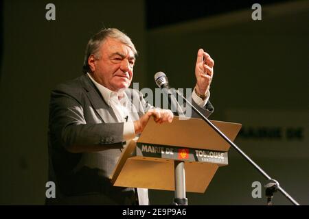 Claude Lanzmann (réalisateur français) lors de la réunion pour soutenir Robert Redeker (professeur de philosophie français forcé à se cacher après avoir fait des remarques controversées sur le prophète Mahomet et reçu des menaces de mort) au Mermoz Hall de Toulouse, France, le 15 novembre 2006. Photo de Manuel Blondeau/ABACAPRESS.COM Banque D'Images