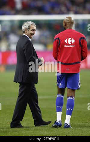 L'entraîneur français Raymond Domenech s'entretient avec Nicolas Anelka lors du match International friendly, France contre Grèce au Stade de France, à Paris, France, le 15 novembre 2006. La France a gagné 1-0. Photo de Christian Liewig/ABACAPRESS.COM Banque D'Images