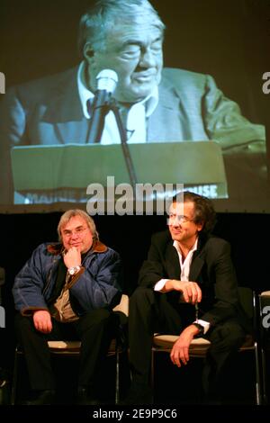 Robert Redeker et Bernard-Henry Levy lors de la réunion pour soutenir Robert Redeker (professeur de philosophie français forcé à se cacher après avoir fait des remarques controversées sur le prophète Mahomet et reçu des menaces de mort) au Mermoz Hall de Toulouse, France, le 15 novembre 2006. Photo de Manuel Blondeau/ABACAPRESS.COM. Banque D'Images