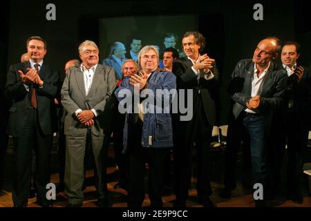 Jean-Luc Moudenc (Maire de Toulouse), Claude Lanzmann (réalisateur français), Robert Redeker, Bernard-Henry Levy (écrivain français) et Philippe Val (rédacteur en chef de Charlie Hebdo) lors de la réunion pour soutenir Robert Redeker (Professeur de philosophie française qui a été forcé de se cacher après avoir fait des remarques controversées sur le prophète Mahomet et a reçu des menaces de mort) au Mermoz Hall à Toulouse, France, le 15 novembre 2006. Photo de Manuel Blondeau/ABACAPRESS.COM Banque D'Images