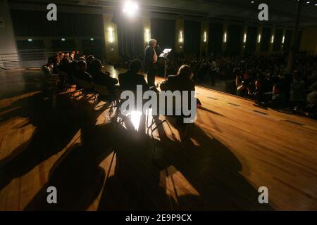 Rencontre pour soutenir Robert Redeker (professeur de philosophie français forcé à se cacher après avoir fait des remarques controversées sur le prophète Mahomet et reçu des menaces de mort) au Mermoz Hall de Toulouse, France, le 15 novembre 2006. Photo de Manuel Blondeau/ABACAPRESS.COM. Banque D'Images