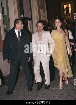 Jennifer Lopez et Marc Anthony arrivent à Tom Cruise et à Katie Holmes pour la fête de pré-mariage au restaurant « NINO » à Rome, Italie, le 16 novembre 2006. Photo par ABACAPRESS.COM Banque D'Images