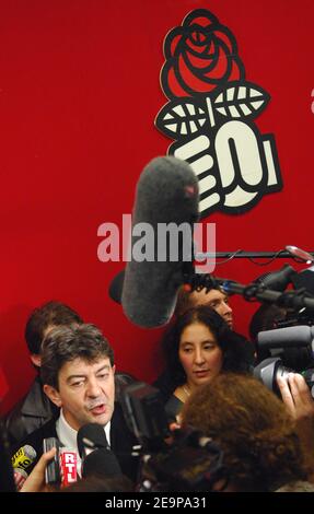 Yves Cochet Patrick Mennucci réagit au siège social du PS à Paris, en France, le 16 novembre 2006, après que Segolene Royal ait été choisie comme candidate socialiste à l'élection présidentielle française. Royal a été le gagnant clair dans un bulletin de vote des membres du parti. Photo de Nicolas Gouhier/ABACAPRESS.COM Banque D'Images