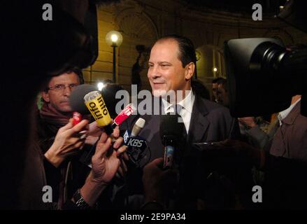 Le socialiste Jean-Christophe Cambadelis réagit au siège social du PS à Paris, en France, le 16 novembre 2006, après que Segolene Royal ait été choisie comme candidate socialiste à l'élection présidentielle française. Royal a été le gagnant clair dans un bulletin de vote des membres du parti. Photo de Nicolas Gouhier/ABACAPRESS.COM Banque D'Images