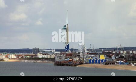 La tour Emirates Spinnaker, la roue Solent et le front de mer de Southsea depuis le ferry traversant le canal en sortant du port de Portsmouth. Banque D'Images