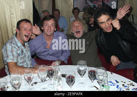 Les acteurs français Pierre-François Martin-Laval, Pierre Palmade, Pierre Richard et l'humoriste français Raphaël Mezrahi célèbrent la 50e représentation de la pièce « Pierre et fils » au club « l'Etoile » de Paris, France, le 17 novembre 2006. Photo de Benoit Pinguet/ABACAPRESS.COM Banque D'Images