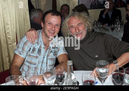 Les acteurs français Pierre-François Martin-Laval et Pierre Richard célèbrent la 50e représentation de la pièce « Pierre et fils » au club « l'Etoile » de Paris, France, le 17 novembre 2006. Photo de Benoit Pinguet/ABACAPRESS.COM Banque D'Images