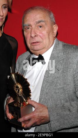 Le réalisateur Claude Chabrol pose pour des photos avec son prix lors de la cérémonie Laurent-Perrier "Prix Grand Siecle" célébrant Claude Chabrol, qui s'est tenue au Pavillon d'Armenonville" à Paris, en France, le 20 novembre 2006. Photo de Nicolas Khayat/ABACAPRESS.COM Banque D'Images