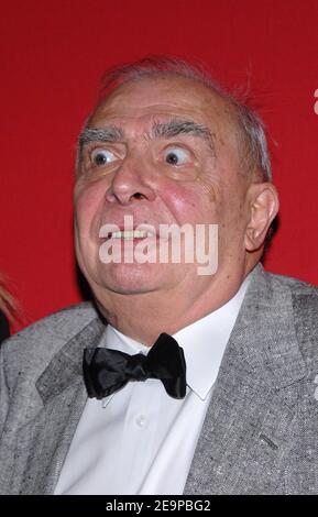 Le réalisateur Claude Chabrol pose pour des photos avec son prix lors de la cérémonie Laurent-Perrier "Prix Grand Siecle" célébrant Claude Chabrol, qui s'est tenue au Pavillon d'Armenonville" à Paris, en France, le 20 novembre 2006. Photo de Nicolas Khayat/ABACAPRESS.COM Banque D'Images