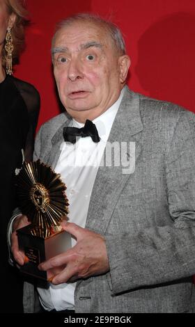 Le réalisateur Claude Chabrol pose pour des photos avec son prix lors de la cérémonie Laurent-Perrier "Prix Grand Siecle" célébrant Claude Chabrol, qui s'est tenue au Pavillon d'Armenonville" à Paris, en France, le 20 novembre 2006. Photo de Nicolas Khayat/ABACAPRESS.COM Banque D'Images