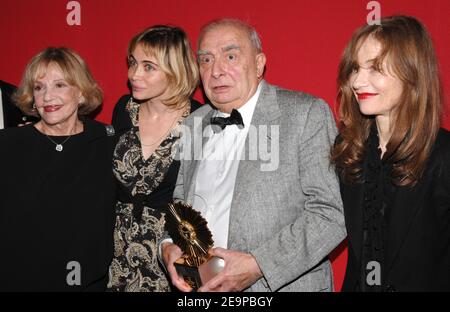 Photo du dossier - de gauche à droite : les actrices Jeanne Moreau et Emmanuelle Beart, le réalisateur Claude Chabrol et l'actrice Isabelle Huppert posent pour des photos lors de la cérémonie Laurent-Perrier 'Prix Grand Siecle' célébrant Claude Chabrol, qui s'est tenue au Pavillon d'Armenonville à Paris, France, le 20 novembre 2006. L'actrice Jeanne Moreau, l'une des plus grandes stars du cinéma français des 60 dernières années, est décédée à l'âge de 89 ans. La star est probablement mieux connue pour son rôle dans le nouveau film de François Truffaut de 1962 Jules et Jim. Elle a remporté un certain nombre de prix, dont le prix de la meilleure actrice à Cannes pour sept Da Banque D'Images