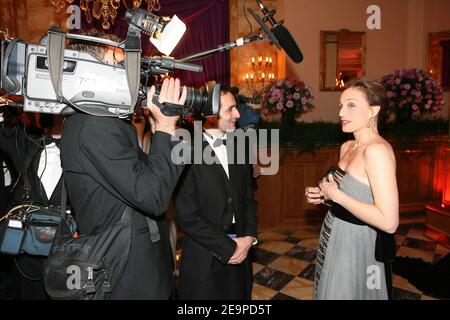 EXCLUSIF. PAS DE TABLOÏDES. L'actrice britannique Kristin Scott Thomas lors du 16ème Paris Crillon ball (le Bal des Debutantes) le 25 novembre 2006, qui s'est tenu à l'Hôtel de Crillon à Paris, France. Cet événement est le début de la haute société pour 23 jeunes femmes bien-nées. Photo de Guibbbbbaud-Nebinger-Orban/ABACAPRESS.COM crédit obligatoire : joaillier adler, maquillage par MAC, coiffure par Alexandre de Paris, Hôtel de Crillon Banque D'Images